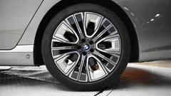 2023 BMW 7-Series 740d xDrive Design Pure Excellence, серый — фото 5