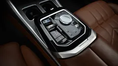 2023 BMW 7-Series 740d xDrive Design Pure Excellence, серый — фото 9