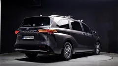 2023 Toyota Sienna 2.5 Hybrid AWD, серый — фото 2