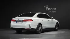 2024 BMW 5-Series 530i xDrive, белый — фото 2