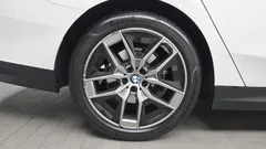 2024 BMW 5-Series 530i xDrive, белый — фото 5