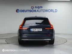 2023 Volvo V60 B5 Ultimate AWD — фото 4