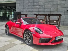2023 Porsche 911 Carrera 4 Cabriolet, красный — фото 16