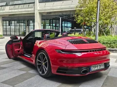 2023 Porsche 911 Carrera 4 Cabriolet, красный — фото 17