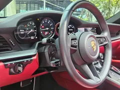 2023 Porsche 911 Carrera 4 Cabriolet, красный — фото 18