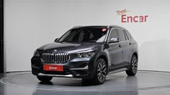 2022 BMW X1 xDrive 20i xLine, серый — фото 1