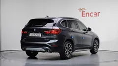 2022 BMW X1 xDrive 20i xLine, серый — фото 2