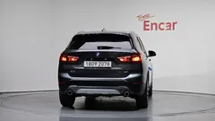 2022 BMW X1 xDrive 20i xLine, серый — фото 4