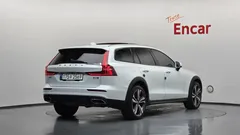2021 Volvo V60 B5 Pro AWD, белый — фото 2