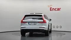 2021 Volvo V60 B5 Pro AWD, белый — фото 4