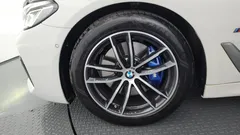 2022 BMW 5-Series 520i M Sport — фото 5