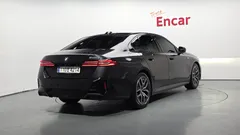 2024 BMW 5-Series 520i M Sport, серый — фото 2