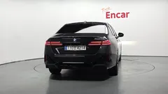 2024 BMW 5-Series 520i M Sport, серый — фото 4