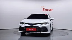2024 Toyota Camry 2.5 LE Hybrid, белый — фото 3
