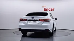 2024 Toyota Camry 2.5 LE Hybrid, белый — фото 4