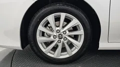 2024 Toyota Camry 2.5 LE Hybrid, белый — фото 5