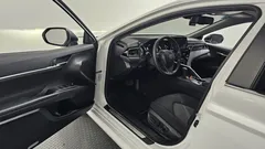 2024 Toyota Camry 2.5 LE Hybrid, белый — фото 10