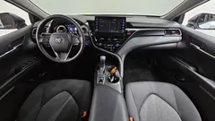 2024 Toyota Camry 2.5 LE Hybrid, белый — фото 14