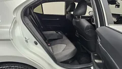 2024 Toyota Camry 2.5 LE Hybrid, белый — фото 15