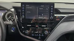 2024 Toyota Camry 2.5 LE Hybrid, белый — фото 16