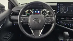 2024 Toyota Camry 2.5 LE Hybrid, белый — фото 17