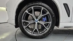2023 BMW X5 xDrive 45e M Sport, белый — фото 5