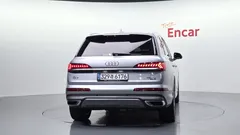 2021 Audi Q7 45 TDI Quattro Premium, серо-серебристый — фото 4