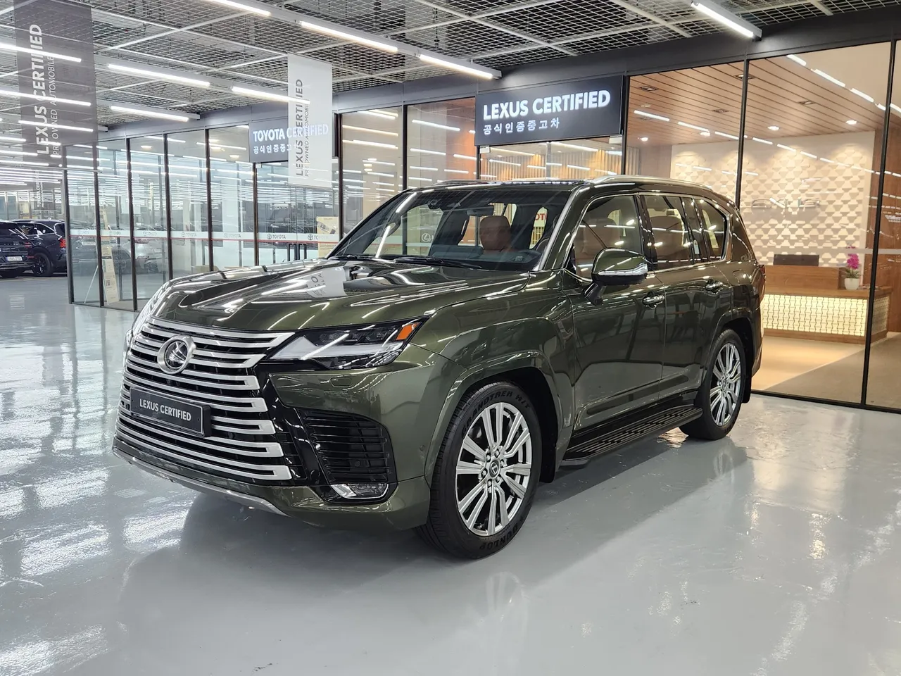 2025 Lexus LX 700h VIP