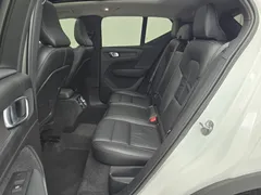 2023 Volvo XC40 B4 Ultimate Bright, белый — фото 15