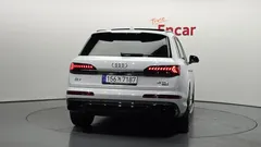 2022 Audi Q7 55 TFSI Quattro Premium, белый — фото 4
