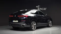 2021 BMW X6 M50i, чёрный — фото 2