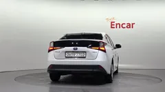 2022 Toyota Prius 1.8, белый — фото 4