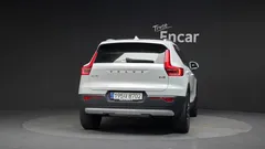 2022 Volvo XC40 B4 Inscription, белый — фото 4