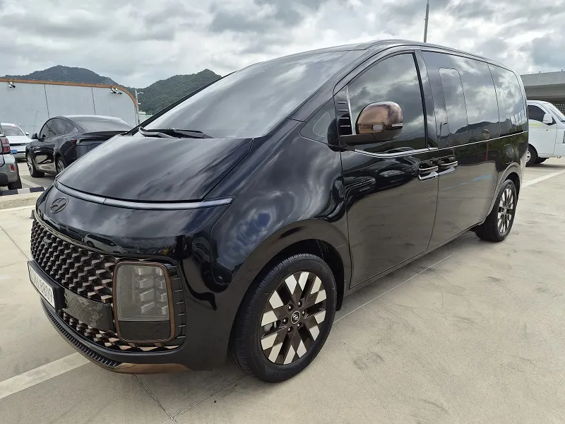 2024 Hyundai Staria Lounge 9-Seater