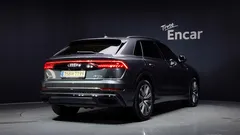 2021 Audi Q8 55 TFSI Quattro Premium, серый — фото 2