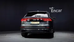 2021 Audi Q8 55 TFSI Quattro Premium, серый — фото 4