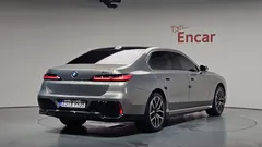2024 BMW 7-Series 740i xDrive M Sport, серо-серебристый — фото 2