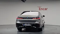 2024 BMW 7-Series 740i xDrive M Sport, серо-серебристый — фото 4