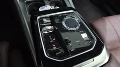2023 BMW 7-Series 740i sDrive Design Pure Excellence, 금색투톤 — фото 9