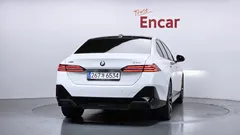 2024 BMW 5-Series 530i xDrive M Sport, белый — фото 4