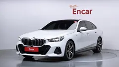 2024 BMW 5-Series 530i xDrive M Sport, белый — фото 1