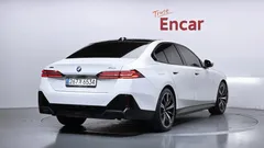 2024 BMW 5-Series 530i xDrive M Sport, белый — фото 2