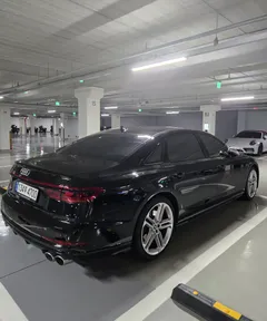 2021 Audi S8 4.0 TFSI Quattro LWB, чёрный — фото 2
