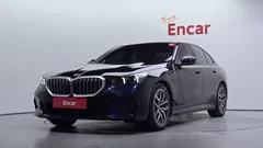 2024 BMW 5-Series 520i M Sport, чёрный — фото 1