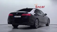 2024 BMW 5-Series 520i M Sport, чёрный — фото 2