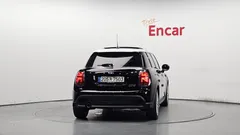 2022 Mini Cooper 5-Door Classic Plus — фото 4