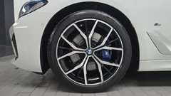 2023 BMW 5-Series 530i M Sport Package, белый — фото 5