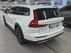 2023 Volvo V60 B5 Ultimate AWD, белый — фото 4