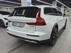 2023 Volvo V60 B5 Ultimate AWD, белый — фото 6