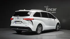 2023 Toyota Sienna 2.5 Hybrid AWD, белый — фото 2